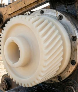 Manutenção de Férias Coletivas: Por que substituir peças metálicas por UHMW no Maquinário Pesado?